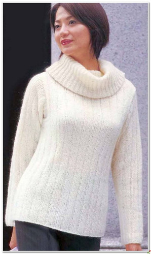 Вязание спицами. Теплый белый свитер.